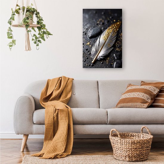 Zilveren veer met gouden accenten - Veer poster - Posters object - Hyperrealisme - Wanddecoratie kinderkamer - Hedendaagse posters - poster 50x70 cm