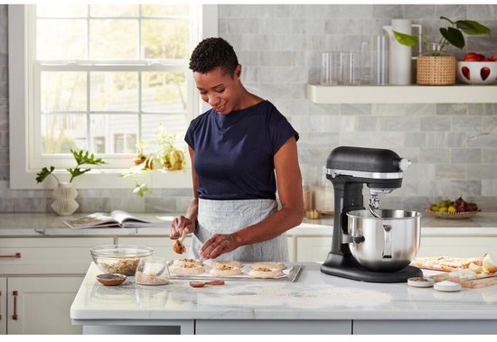 KitchenAid Artisan Standmixer met in Hoogte Verstelbare Kom - Krachtig, stil, 11 snelheden, roestvrijstalen accessoires en capaciteit van 6,6L - Vulkaanzwart van KitchenAid — afbeelding 3