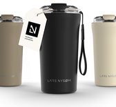 LARS NYSØM - Tasse à Coffee Thermo à emporter 'Rørelse' 500 ml - Sans BPA avec isolation - Avec sangle de transport et couvercle en Tritan - Noir Onyx