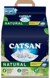 Catsan Natural kattenbakvulling met een slapende witte kat op een wolk, met groene bladeren, tarwe en een schep.
