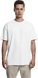 Man in losvallend wit T-shirt, beige broek.