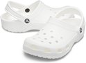 Witte Crocs met perforaties, een draaibare band en de tekst 'Crocs' op de zijkant.