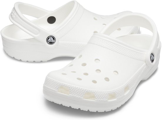 Witte Crocs met perforaties, een draaibare band en de tekst 'Crocs' op de zijkant.