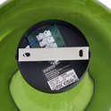 Binnenzijde van de fitting van een groene plafondlamp met merk- en typegegevens.
