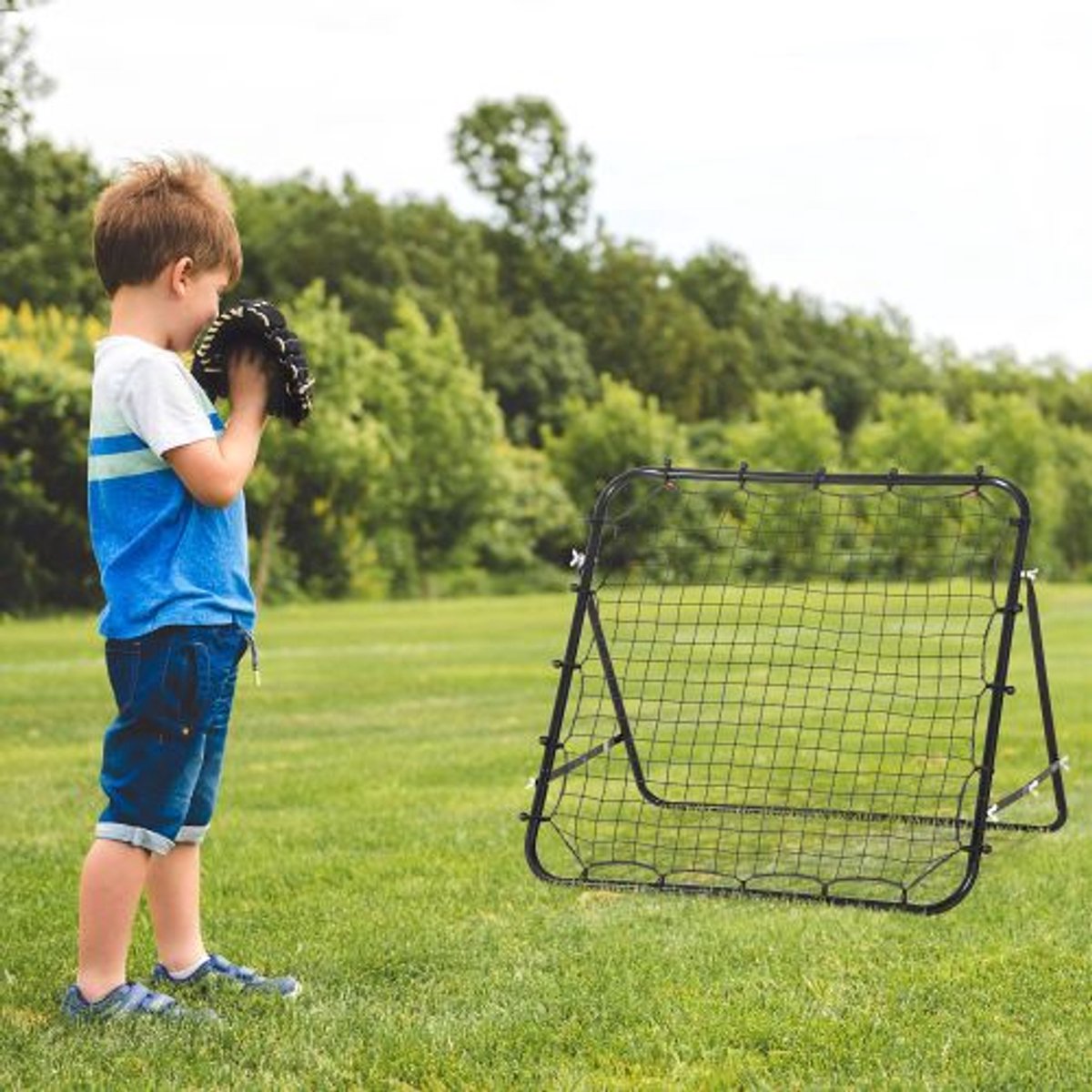 Voetbal rebounder kickback doel rebound wand 96x80x96 cm gemaakt van metalen buis en PE in zwart voor training en spel