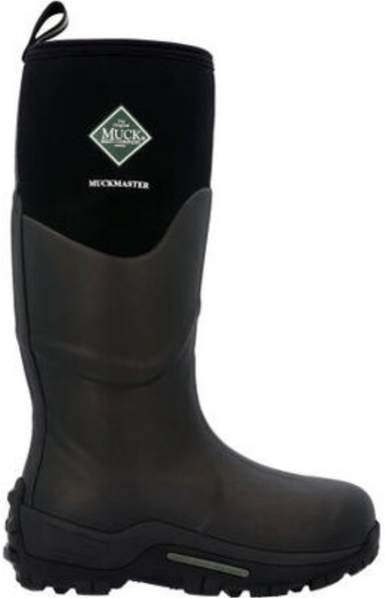 Zwarte Muckmaster laars met groen logo van Muck Boot Company, zij-aanzicht.