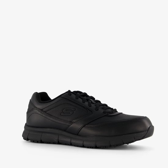 Zwarte Skechers veterschoen met S-logo, veters en sportieve zool.