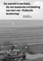 Boekomslag met tekst 'De wereld in het klein' boven weids, zwart-wit polderlandschap met boerderij.