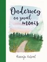 Boekomslag met aquarel van een bospad in een groen landschap onder een pastelkleurige hemel. Titel: Onderweg en zoveel moois. Auteur: Rozemijn Aalpol.