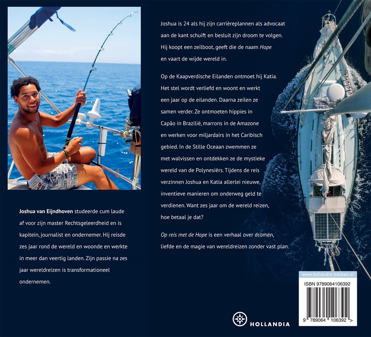 Achterkant van het boek 'Op reis met de Hope'. Joshua vist op een boot, met zeilen en de open oceaan.