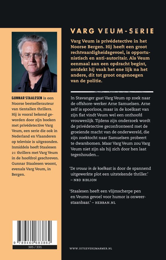 Gunnar Staalesen, auteur van de Varg Veum-serie, gefotografeerd in een donker pak, een lichtblauw overhemd en een gestreepte stropdas. Hij kijkt ernstig.
