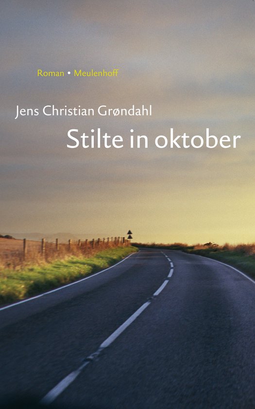 Boekcover met de titel 'Stilte in oktober' van Jens Christian Grøndahl. Een weg kronkelt door een landschap bij zonsondergang.