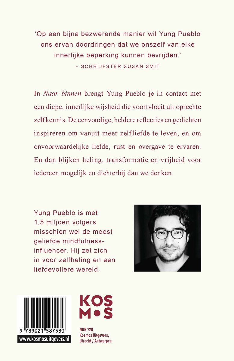 Portret van Yung Pueblo met bril, lachend. Tekst: 'Op een bijna bezwerende manier wil Yung Pueblo ons ervan doordringen dat we onszelf van elke innerlijke beperking kunnen bevrijden.'