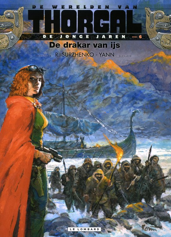 Een jonge vrouw met rode cape en brilletje op haar hoofd, staand vooraan met een pistool, kijkt naar een groep mannen met wapens bij een Drakar-schip met zeil. De achtergrond toont een besneeuwd berglandschap.