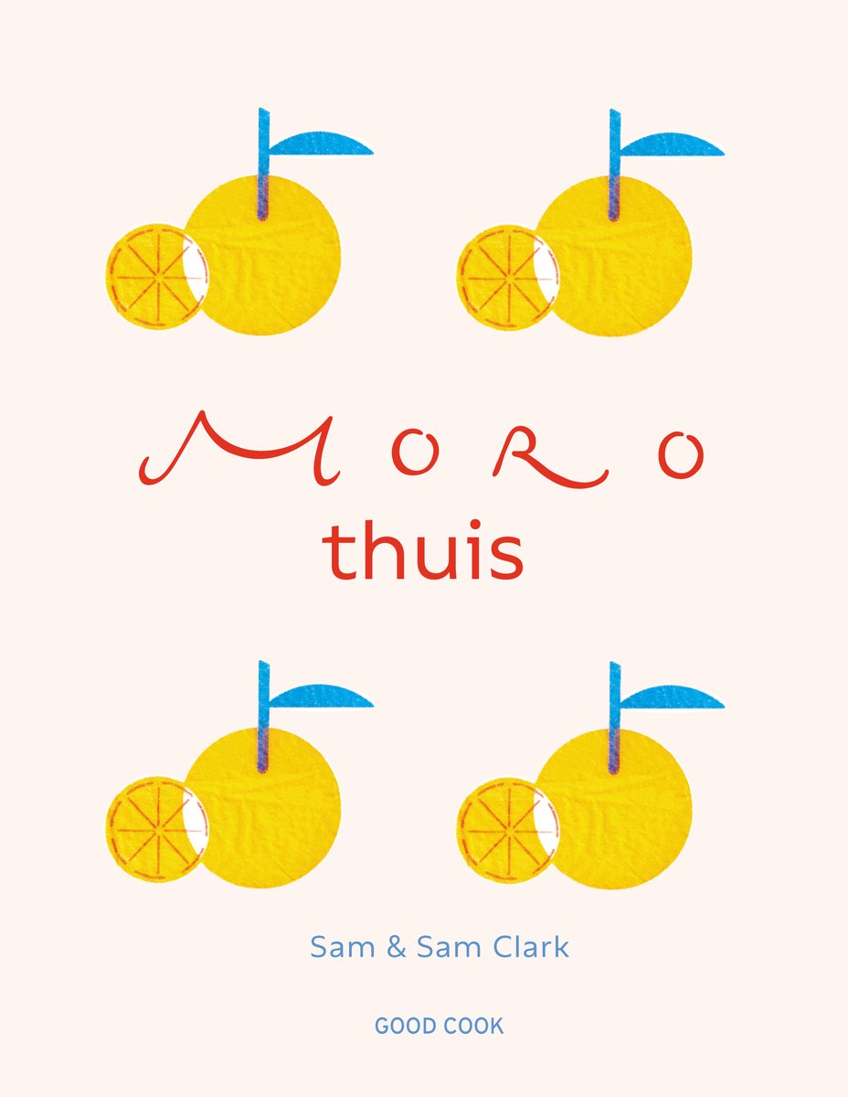 Vier illustraties van gele sinaasappels met blauwe stelen en bladeren, naast plakjes sinaasappel. Titel "Moro thuis" in rode en rode letters.