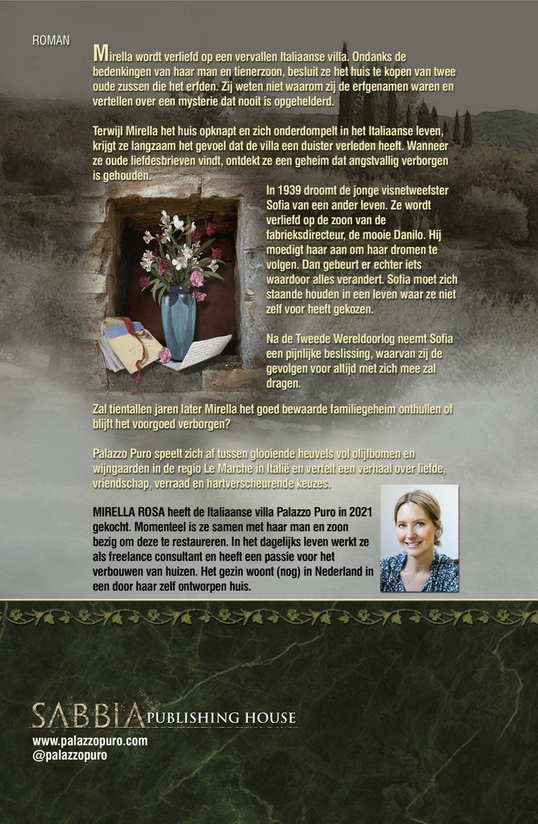 Vrouw in blauw-groene jurk leest brief, met villa op achtergrond.