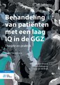 Boek "Behandeling van patiënten met een laag IQ in de GGZ" met tekst en illustraties van een groep mensen.