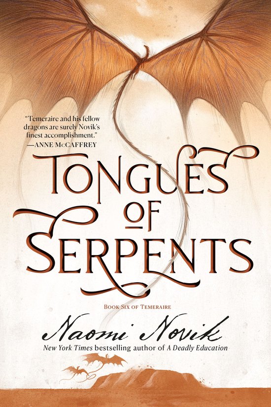 Boekomslag van 'Tongues of Serpents', boek zes van Temeraire, met vleugels en draken tegen een oranje achtergrond.