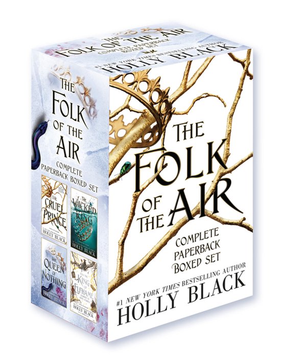 Box set van 'The Folk of the Air' van Holly Black, met een gouden kroon op een tak. Bevat vier boeken: 'The Cruel Prince', 'The Wicked King', 'Queen Nothing', 'King Elfame'.
