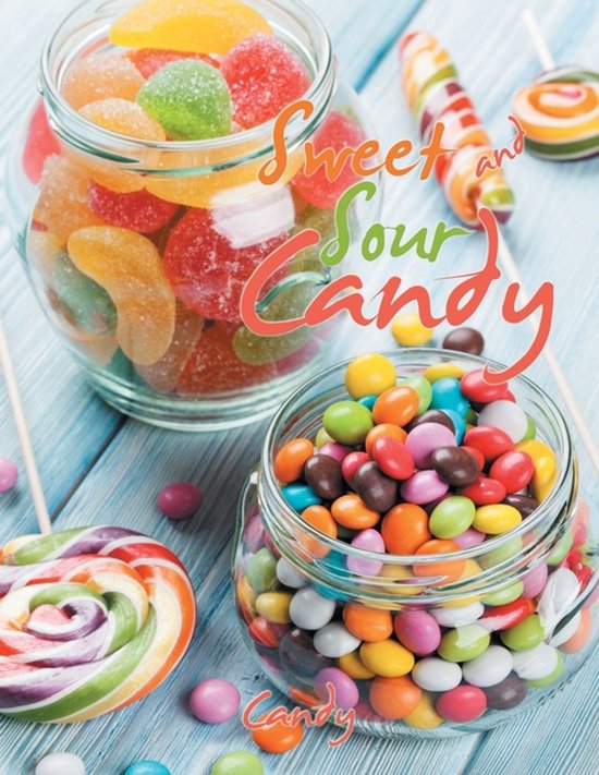 Deux pots en verre remplis de bonbons colorés, y compris des ours en gélatine et des bonbons type M&M. Des sucettes sont aussi présentes sur fond en bois.