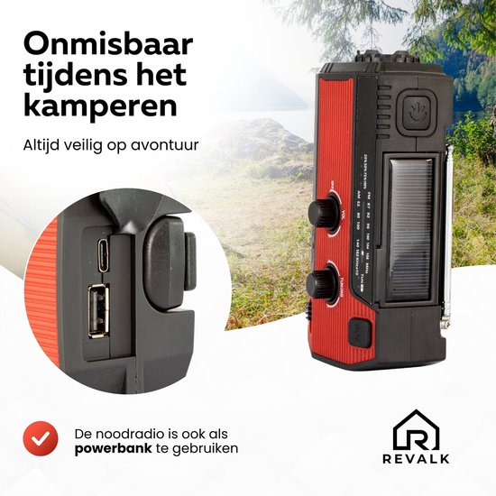 Rode noodradio met USB-poorten en zonnepaneel, naast een meer en bomen. De radio kan ook als powerbank dienen.