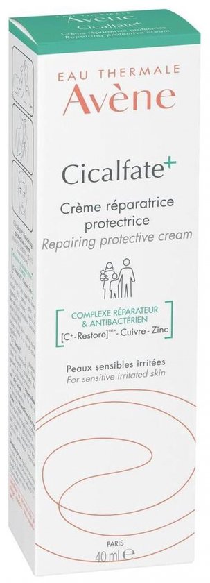 Witte doos met rode tekst "Avène Cicalfate+". "Crème réparatrice protectrice". "Peaux sensibles irritées".