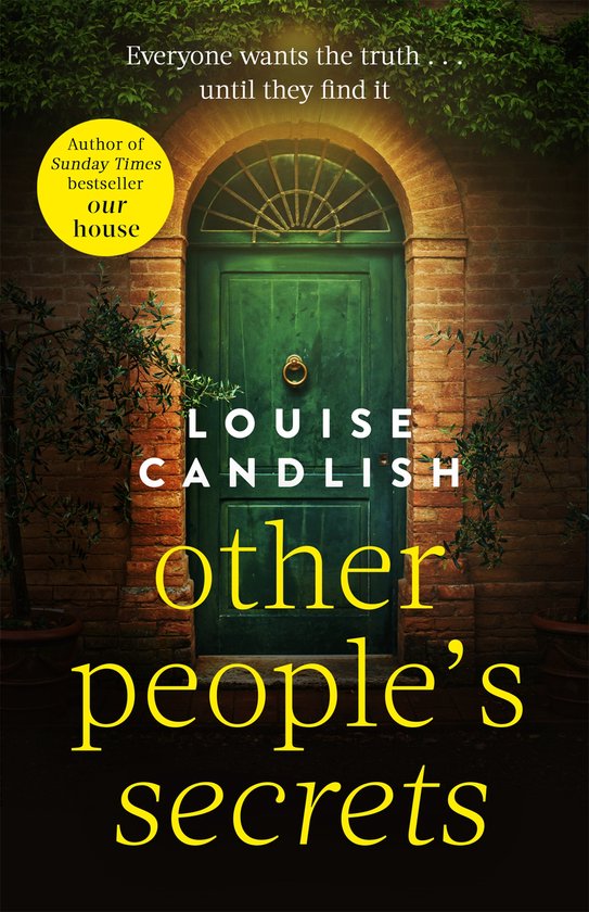 Boekomslag met de titel 'Other people's secrets' in gele letters, door Louise Candlish. Achtergrond van een groene deur voor een stenen muur.