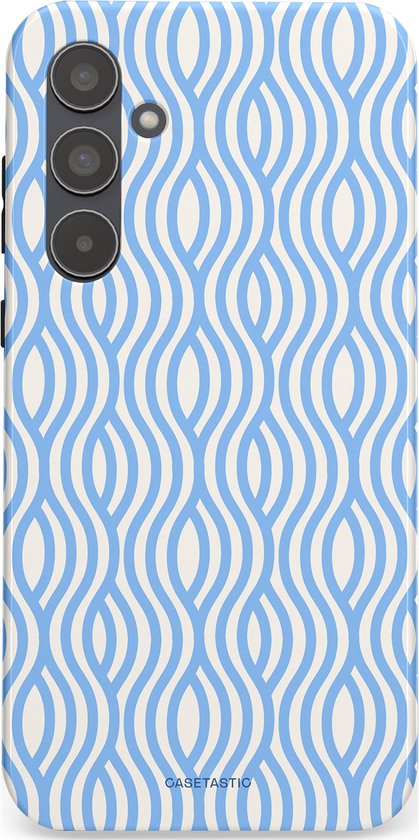 Telefoonhoesje met een golvend patroon van lichtblauwe en witte lijnen. De camera-uitsparing is zichtbaar.