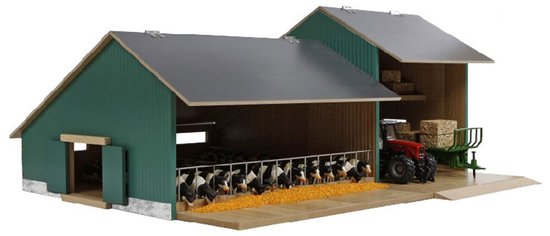 Groene boerderij met stallen, zwart-witte koeien, rode tractor en strobalen.
