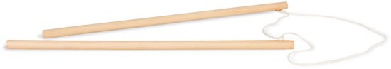 Twee houten stokken met een wit touw, liggend op een witte achtergrond.