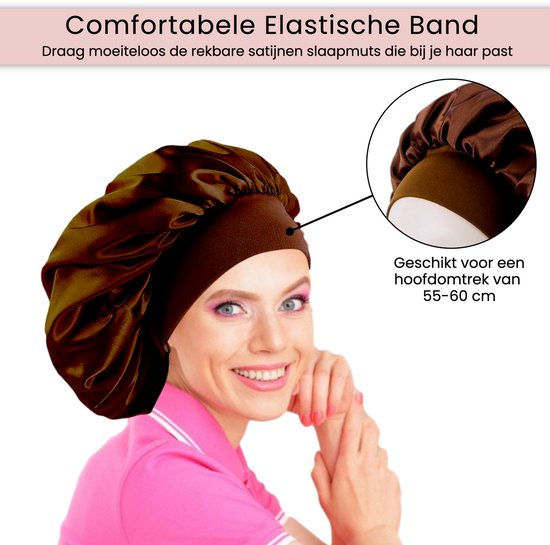Een vrouw met bruine satijnen slaapmuts en een donkere elastische band. Vergroting van de band toont hoofdomtrek 55-60 cm.