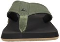 Vooraanzicht van een olijfgroene Reef slipper met donkerbruine zool en band met perforaties.