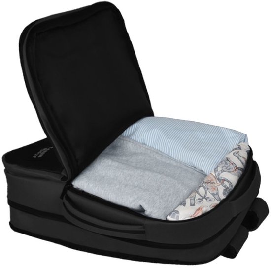 Open zwarte rugzak, gevuld met gestreepte en patroon kleding.