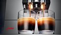 Twee glazen espresso, gegoten uit een Jura koffiezetapparaat.