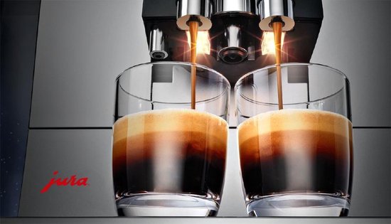 Twee glazen espresso, gegoten uit een Jura koffiezetapparaat.