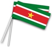 50x zwaaivlaggetjes/handvlaggetjes Suriname 20 x 12 cm met houten stok -   feestartikelen