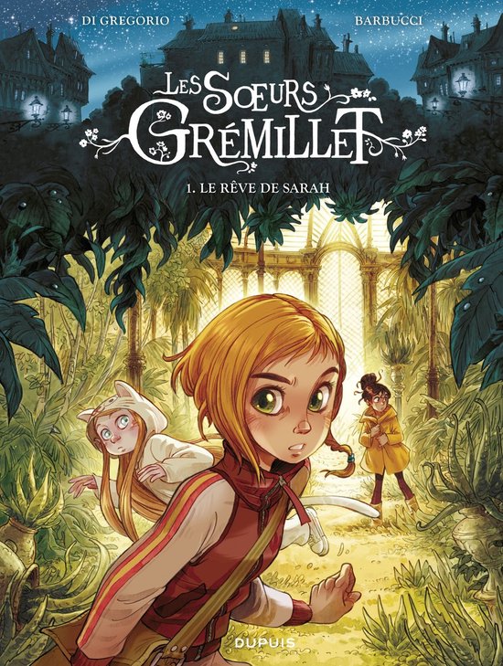 Cover van 'Les Sœurs Grémillet 1 - Le rêve de Sarah'. Drie meisjes in een weelderige tuin. De voorste draagt een rood-wit jack, de middelste een kattenkostuum en de achterste een gele jas.