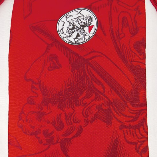 Rood shirt met subtiele print van de Ajax-held en het officiële Ajax-logo bovenaan.