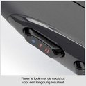 Close-up van de koude lucht-knop op een zwarte BaByliss föhn om het kapsel te fixeren.