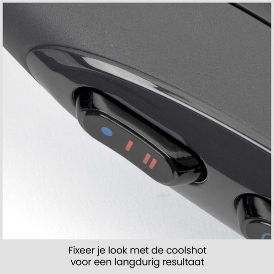 Close-up van de koude lucht-knop op een zwarte BaByliss föhn om het kapsel te fixeren.