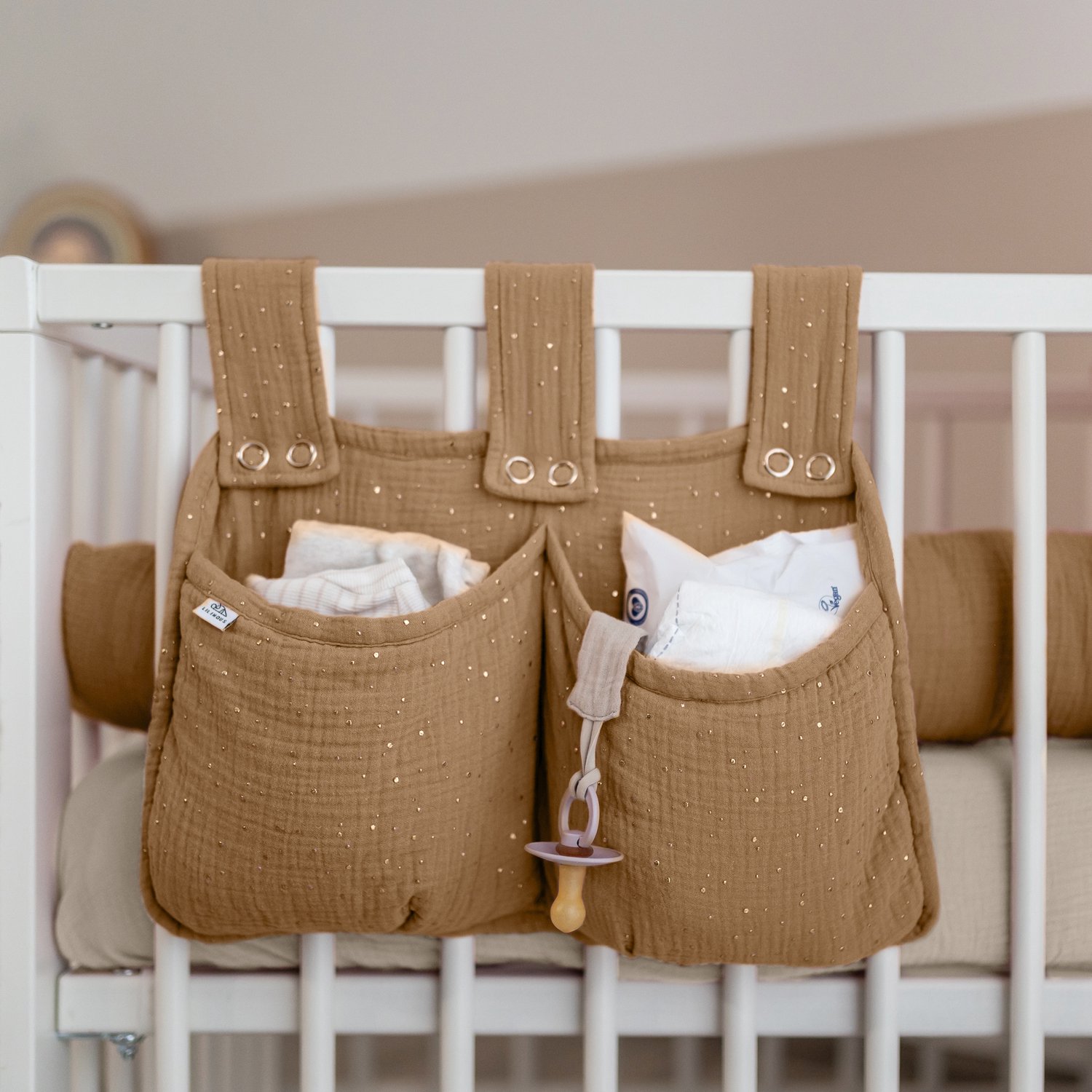 LILIMAUS Bed organizer voor kinderbed met gouden details - hangend bedtasje met 2 vakken - mousseline katoen - bruin