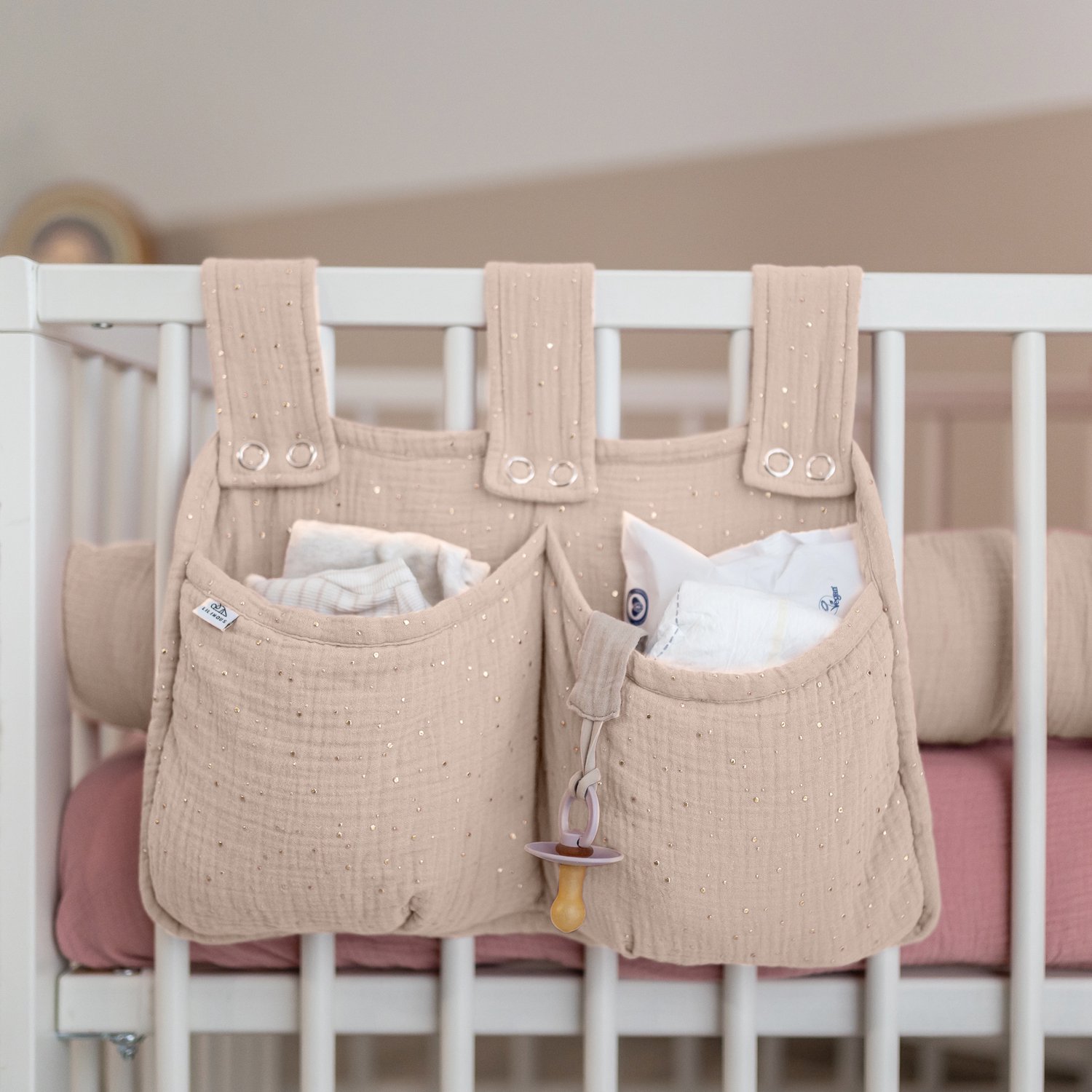 LILIMAUS Bed organizer voor kinderbed met gouden details - hangend bedtasje met 2 vakken - mousseline katoen - zachtroze