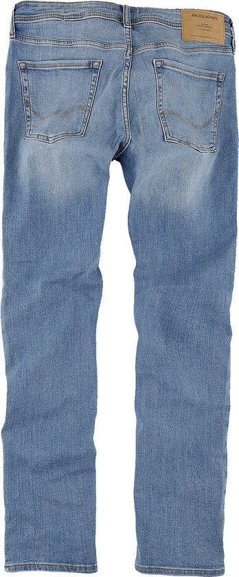 Lichtblauwe jeans met vijf zakken. Merklabel JACK & JONES op de achterkant.