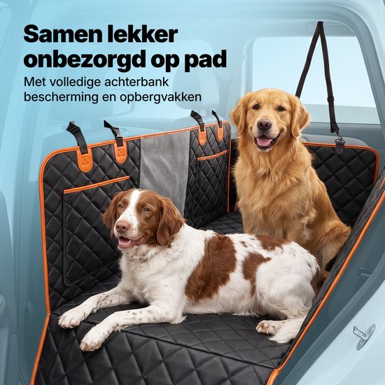 Deux chiens sur une couverture pour chien noire avec bordure orange dans une voiture. La couverture recouvre la banquette arrière et possède des poches de rangement.