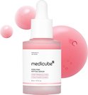 Medicube PDRN Pink Peptide Serum flesje met witte dop en druppelaar, omringd door roze bubbels.