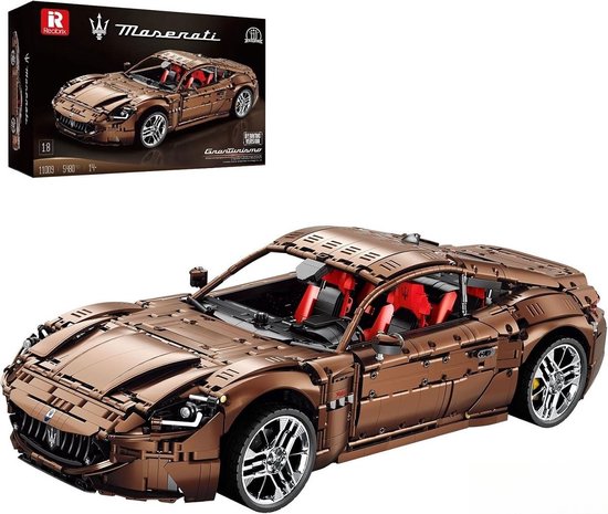 Bouwmodel van een bruine Maserati GranTurismo met rode stoelen. De doos toont 'Reobrix Maserati Granturismo 1:8'.