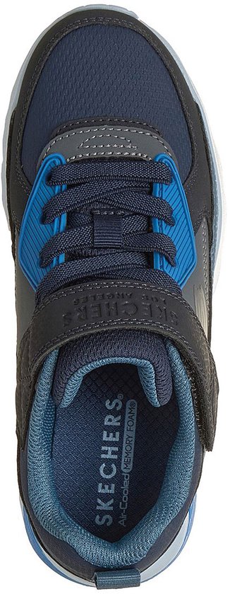Bovenkant van blauwe sneaker met grijs, donkergrijs, klittenband en binnenzool met tekst.