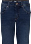 Donkerblauwe regular tapered jeans voor jongens met bruine stiksels, knoopsluiting en vijf zakken.