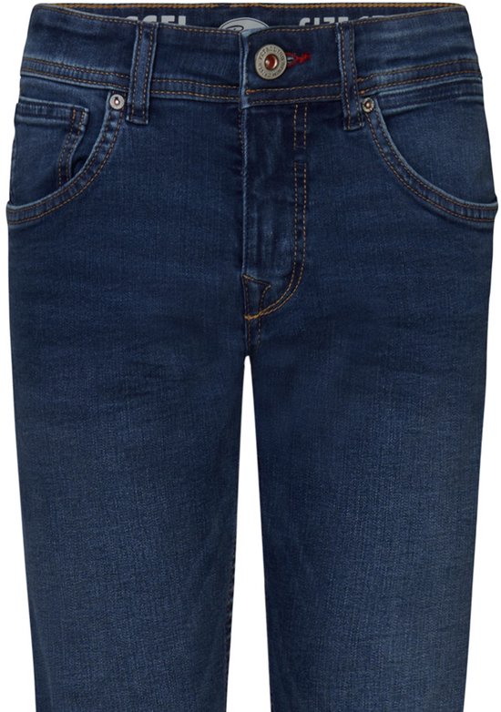 Donkerblauwe regular tapered jeans voor jongens met bruine stiksels, knoopsluiting en vijf zakken.