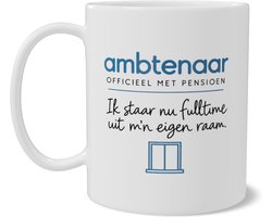 Mok Ambtenaar Officieel met Pensioen Grappige Koffiemok met Quote Ik staar nu fulltime uit m'n eigen raam Pensioencadeau voor Ex-Collega en Ambtenaren Dubbelzijdige Bedrukking Afscheidscadeau Werk en Pensioen